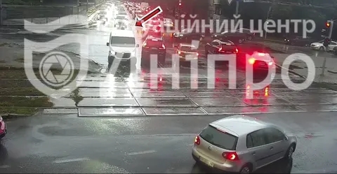 У центрі Дніпра сталася ДТП на перехресті трьох вулиць: водіїв просять бути уваж