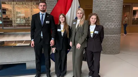 Сестри з окупованого Донецька розповіли в парламенті Нідерландів, чому обрали Україну