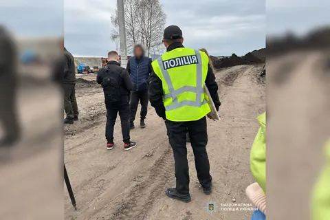 На Київщині підпільно викопали 17 тисяч тонн сапропелю: трьом особам оголосили підозру