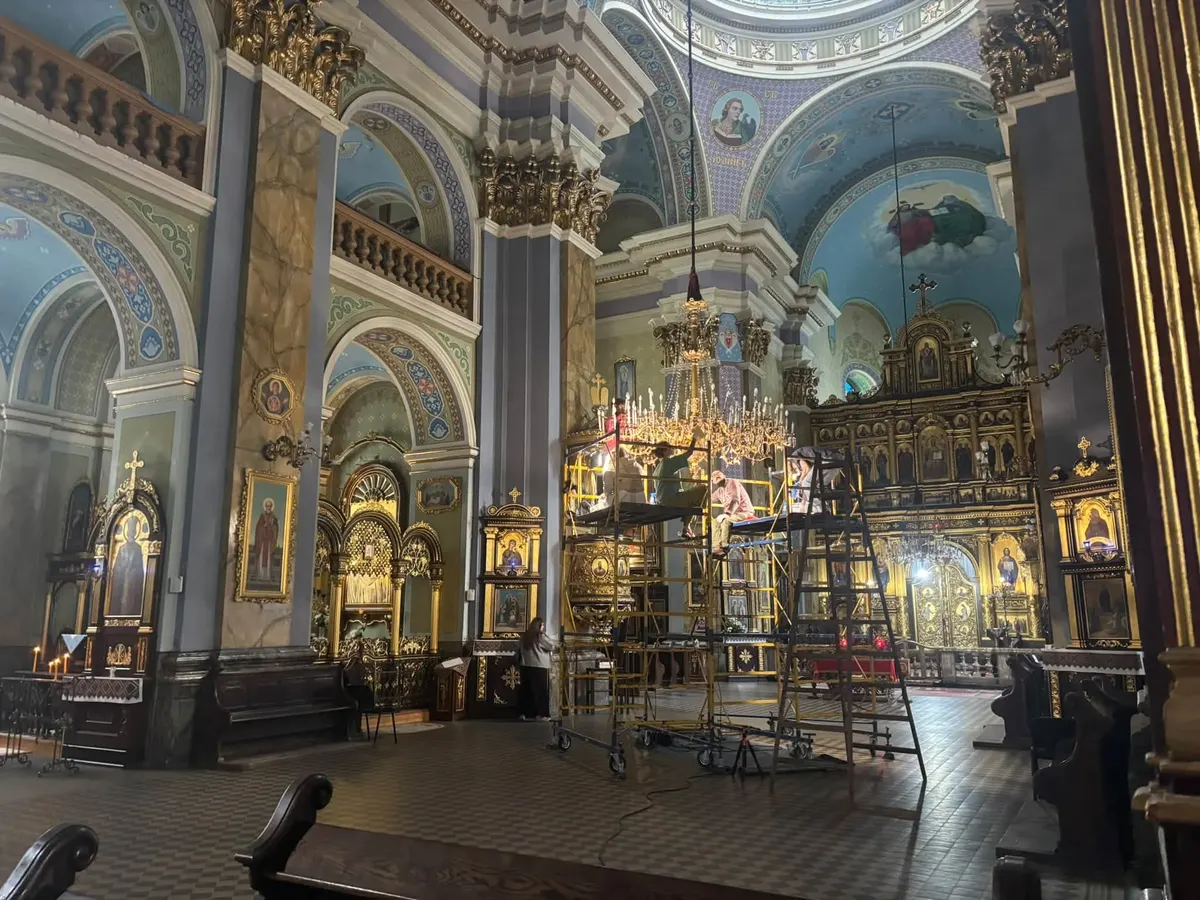 У львівській Преображенській церкві беруться за старовинні люстри