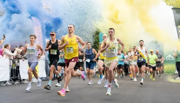 У Мукачеві півмарафон зібрав 800 бігунів і гроші для військових