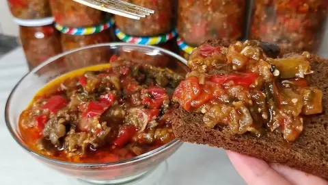 Баклажани шматочками в томаті: закуска, яка зникає з льоху першою