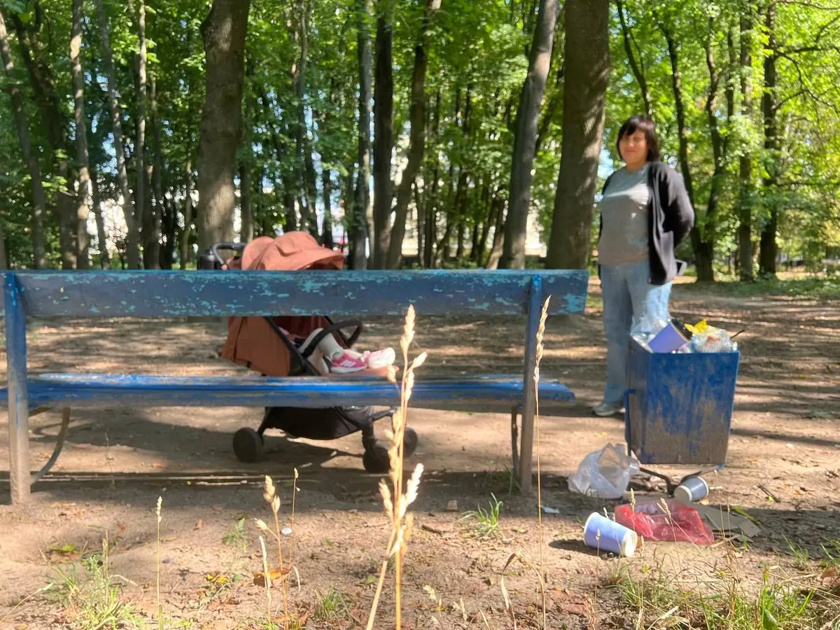 Парк імені Ющенка у Вінниці потопає у смітті: урни переповнені, а відповідальних немає