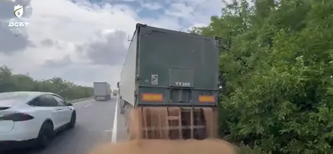 На Миколаївщині чотири MAN об'їхали ваговий комплекс: один водій скидав зерно на дорогу