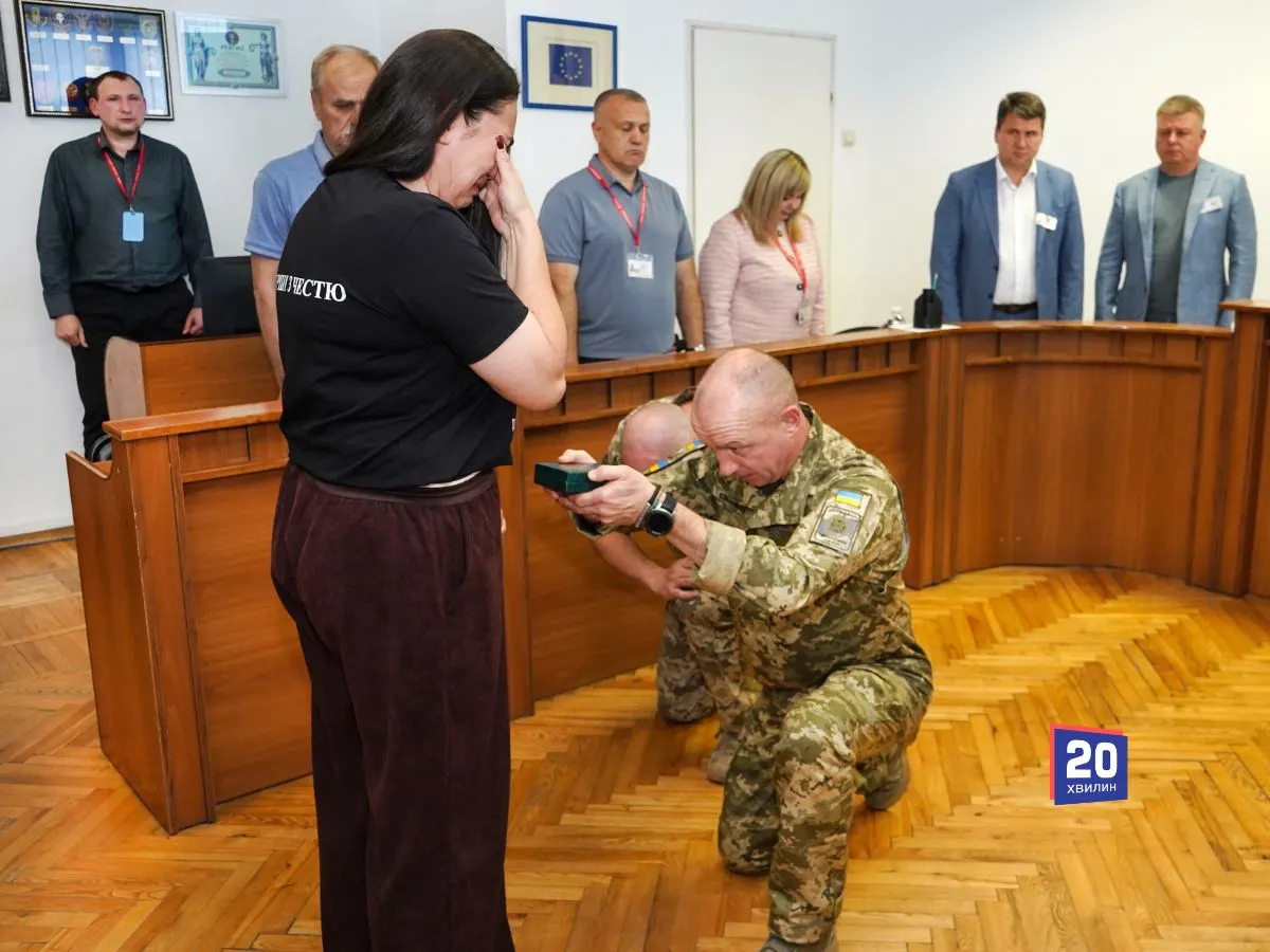 У Вінниці матері загиблого прикордонника Едема Алієва вручили «Хрест Честі»
