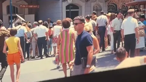 У Діснейленді 1968 року «знайшли» мандрівника в часі: що не так із фото