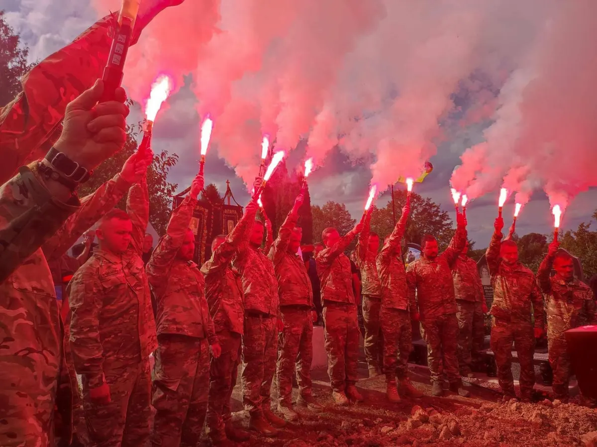На Тернопільщині попрощалися з воїном Любомиром Бонком: фаєри та військові почесті