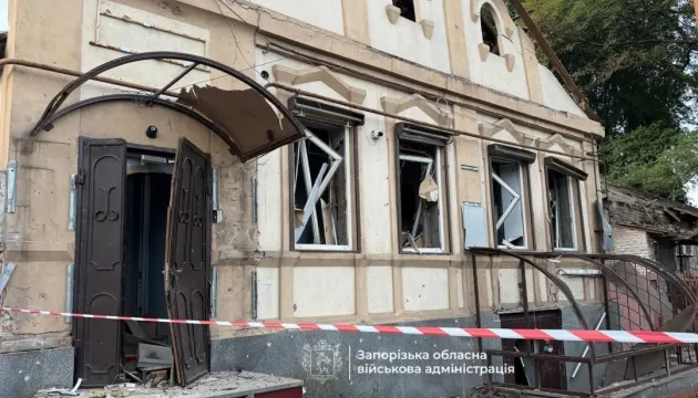 Два удари по Запоріжжю за ніч: пошкоджені будинки, сталася пожежа