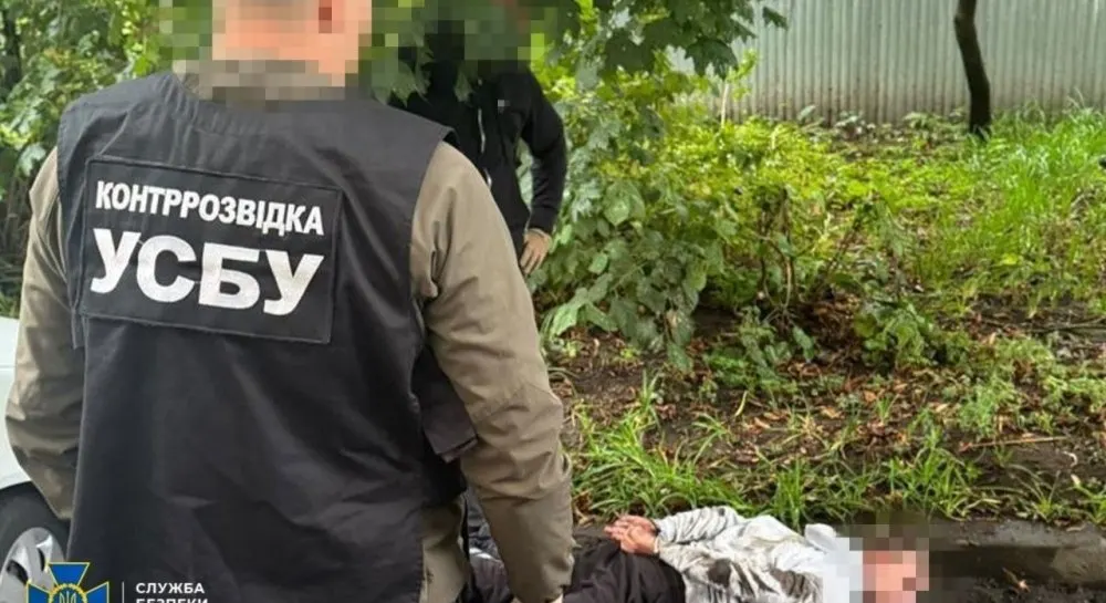 Кур'єр на мопеді готував вибух у центрі Рівного: бомбу заклали в сміттєвий бак