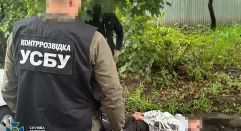Кур'єр на мопеді готував вибух у центрі Рівного: бомбу заклали в сміттєвий бак
