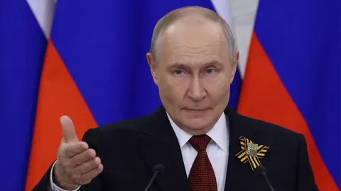 До 100% мита на п'ятьох покупців російської нафти: політолог пояснив, як працюва