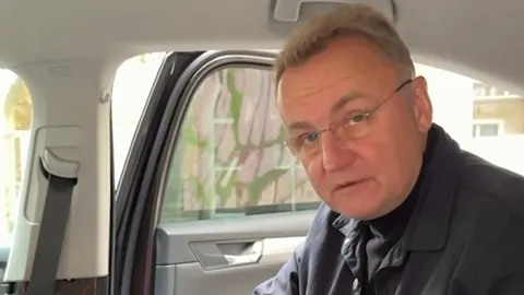 Садовий знайшов у своїй автівці пристрій з антеною та SIM-карткою