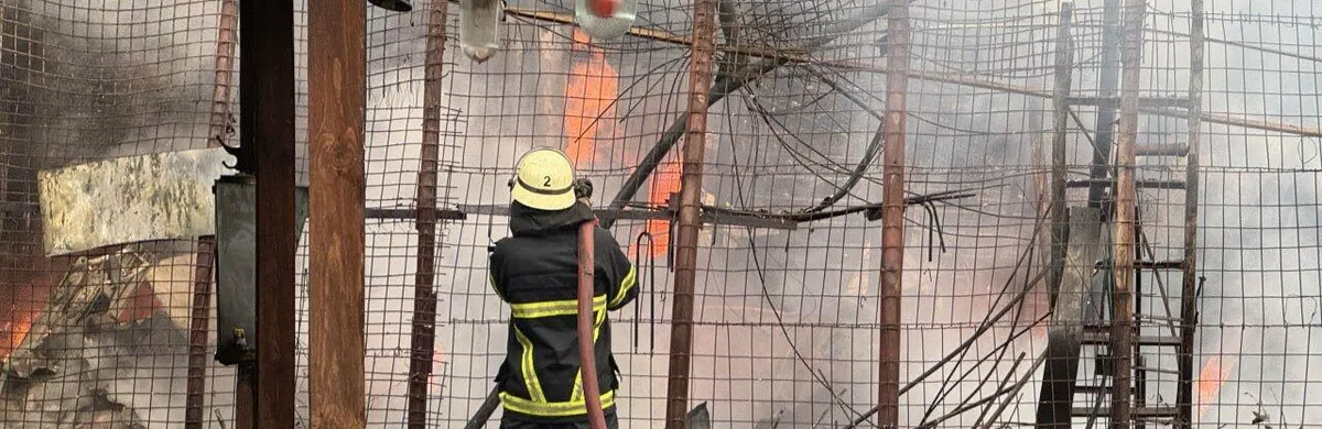 У Запоріжжі горів склад із човновим та яхтовим обладнанням