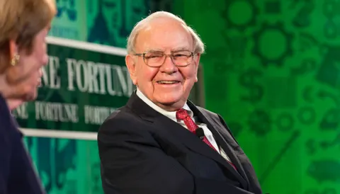 Воррен Баффет залишив посаду голови Berkshire Hathaway: компанію очолив його син Говард