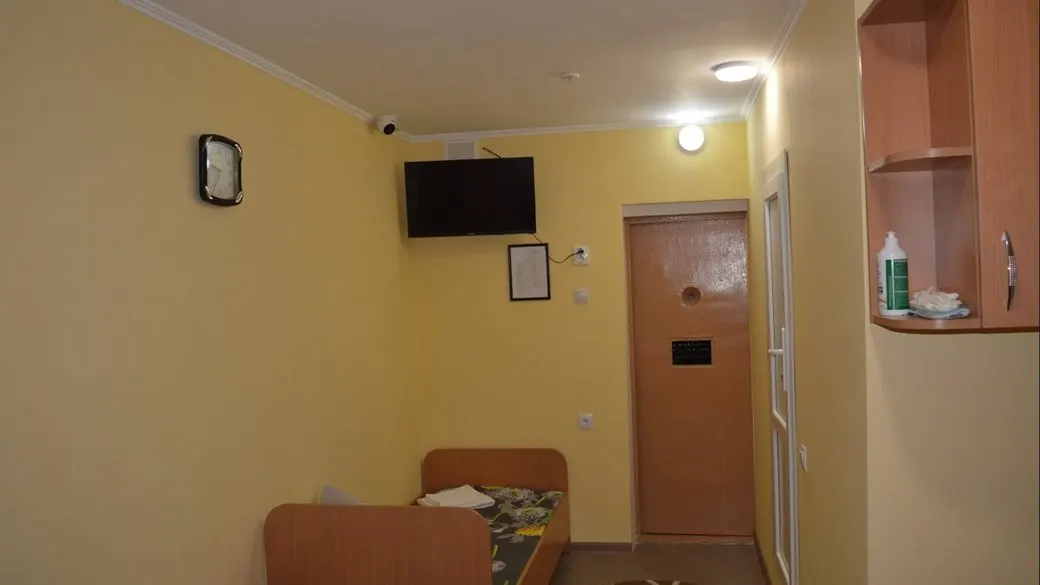 Душ, мультиварка і телефон: у Хмельницькому СІЗО показали платні камери