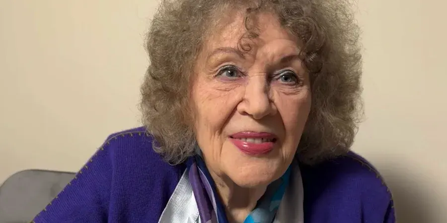 Ліна Костенко отримала примірник антології «Українська лицарська поезія»