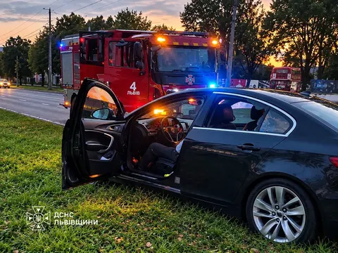 У Львові рятувальники витягли з замкненого авто непритомного водія й повернули його до життя