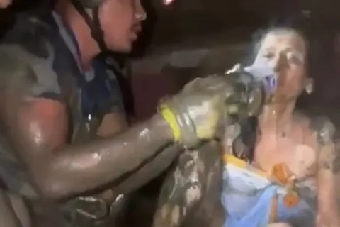 Диво в Непалі: через 10 днів після повені знайшли живими двох людей