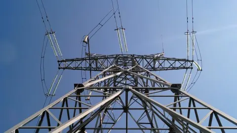 Сім областей — без світла: енергетики працюють під обстрілами