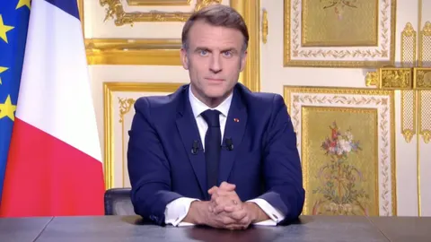 Макрон зібрав партійних лідерів у надзахищеній кімнаті: Франція готується до рос