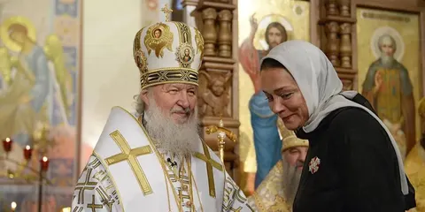 Коханка Лаврова та її донька отримали паспорти ОАЕ