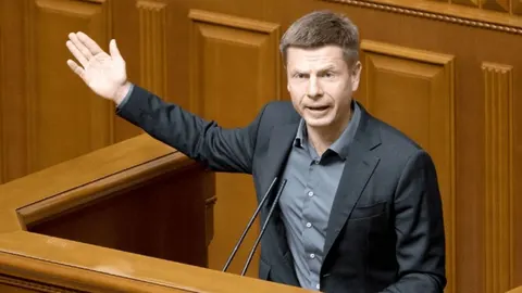 У авто нардепа Гончаренка виявили прослушку: пристрій ховався під водійським крі