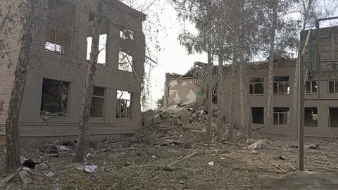 П'ять авіабомб по Осколу: подружжя поранено, зруйновано школу