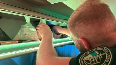 На «Тисі» у водія автобуса з Італії знайшли понад 20 кілограмів срібла