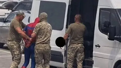 Мобілізація «людини-павука» в Луцьку виявилася фейком
