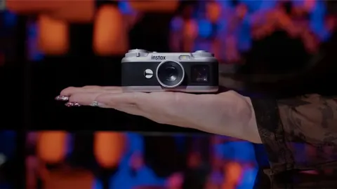 Fujifilm показала крихітну камеру Instax Pal 2 у ретро-стилі