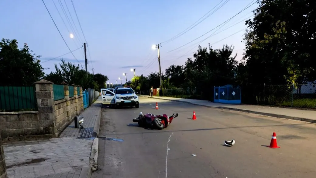 На Рівненщині скутерист загинув, врізавшись у паркан