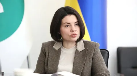 НАБУ обшукало ексочільницю податкової Карнаух — того ж дня, коли Кравченко виїхав з країни