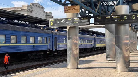 Поїзди на Дніпро запізнюються на 13 годин: список рейсів