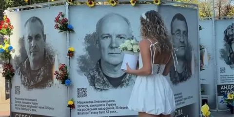 Квіти для тата: хмельничанка зустріла 28-річчя на Алеї Слави