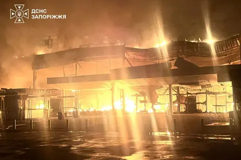 Атака БпЛА на Запоріжжя: зруйновано торгівельний комплекс, одна людина травмован