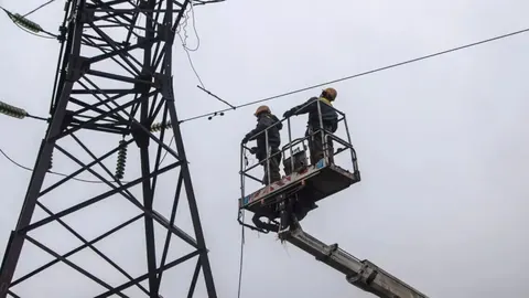 Без світла — чотири області, на Сумщині загинув енергетик