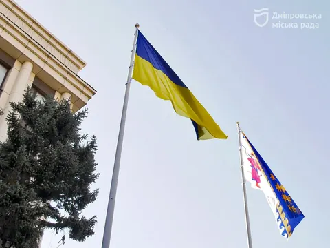 У Дніпрі на День прапора урочисто підняли стяг над областю
