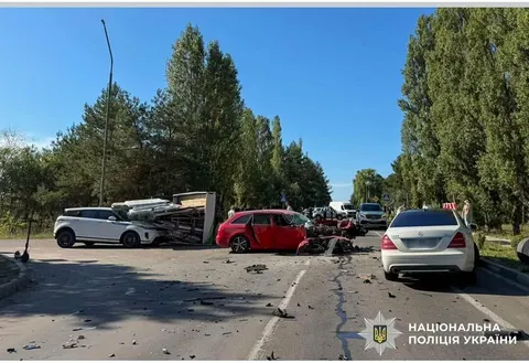 У Вараші вантажівка перекинулася на Range Rover: четверо авто, двоє постраждалих