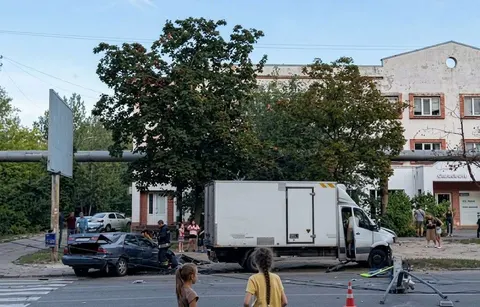 У Дніпрі вантажівка знесла стовп після зіткнення з легковиком