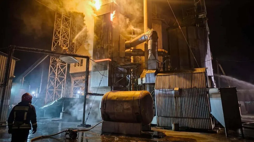 На Тернопільщині вночі палала зерносушарка: вогонь охопив 150 квадратних метрів