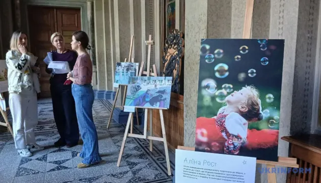 У Чернівцях відкрили виставку «Де(ти)нство» про дітей, які живуть у хоспісі