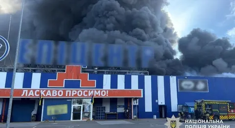 Росіяни вдарили по «Епіцентру» в Прилуках: поліція закликає не наближатися