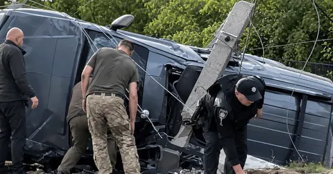 На Волині цивільні підрізали бус ТЦК: авто перекинулось, четверо травмованих