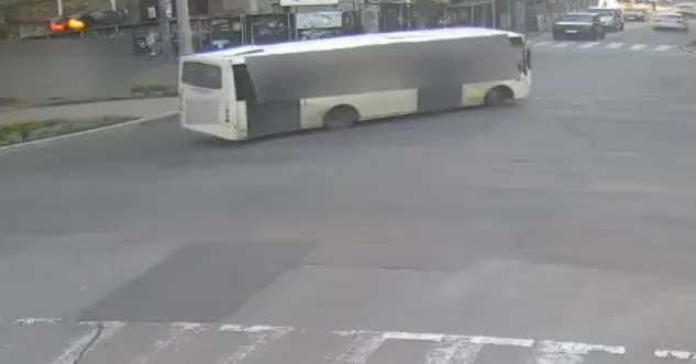 У Черкасах водій автобуса проїхав перехрестя на червоне — патрульні встановили його особу