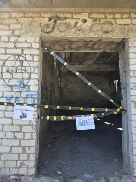 Під Миколаєвом підлітки ходять до аварійного спортзалу, тож вхід хочуть закласти