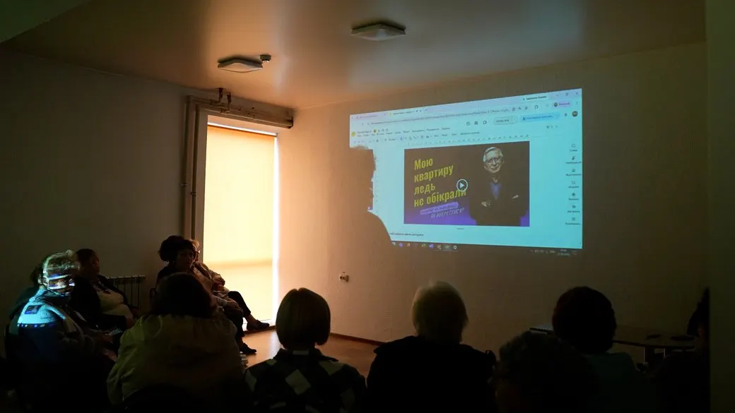 «З вашим сином трапилося нещастя»: у Житомирі людей 60+ вчили розпізнавати шахраїв