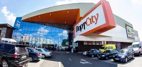 ТРЦ «ПортCity» у Луцьку: під час тривоги всі 7 входів відчинені, а підземний паркінг править за укри