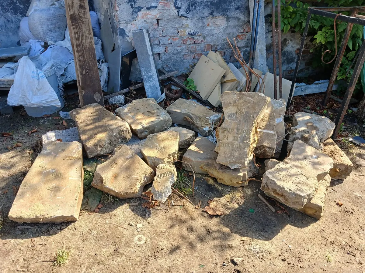 У Львові під асфальтом знайшли уламки хрестів з Меморіалу УСС-УГА