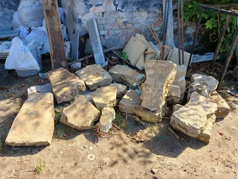 У Львові під асфальтом знайшли уламки хрестів з Меморіалу УСС-УГА
