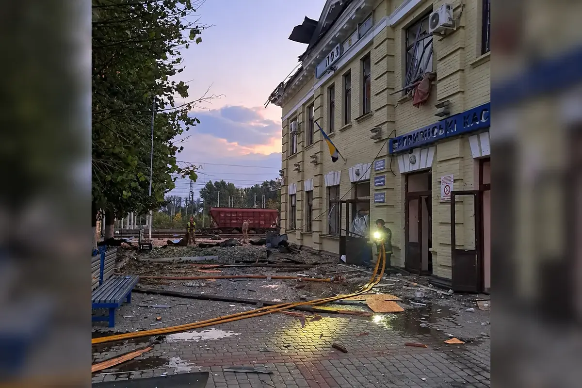 Вокзал у Лозовій знову під ударом: люди встигли сховатися в укриття